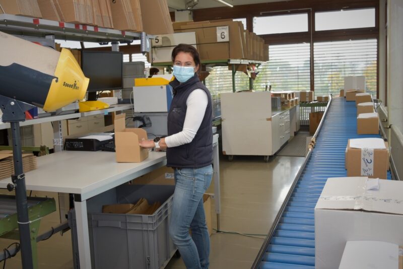 Dechra Lager Aulendorf Oktober 2020 Lagerleiterin Conny Hunger vor PSS