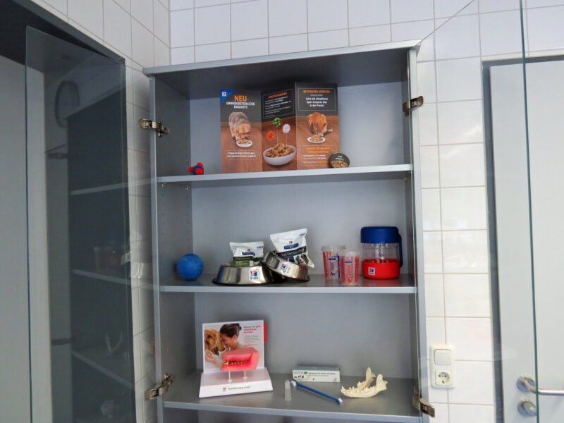 10 Vitrine mit Futterempfehlungen LMU Munchen