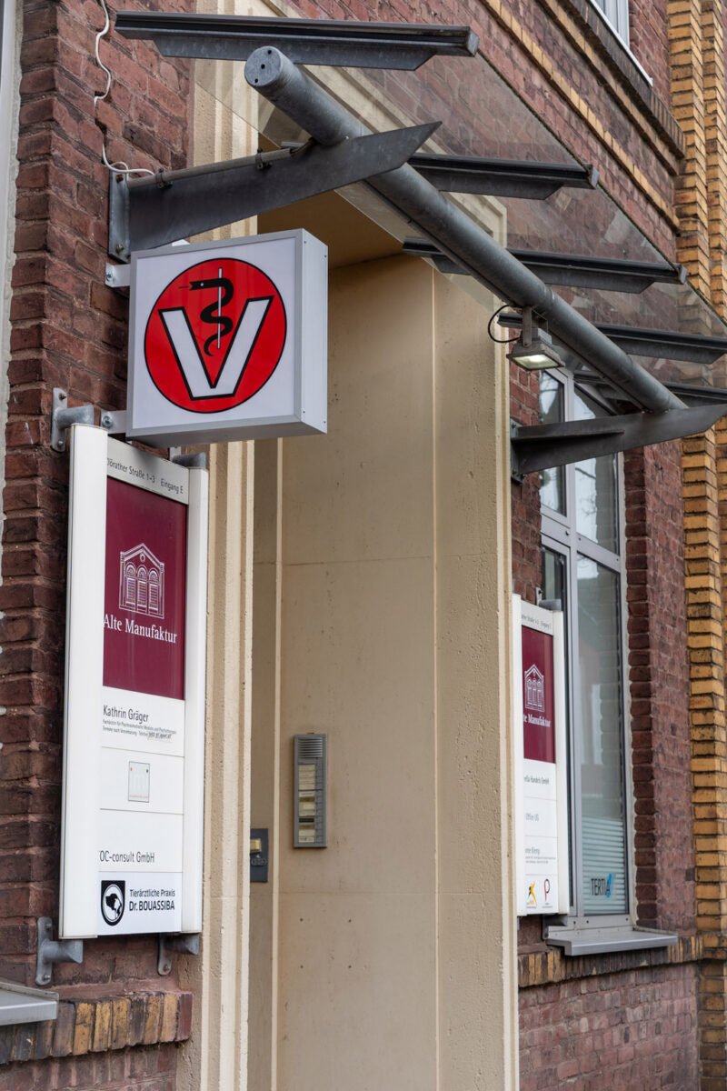 Eingang Praxis Bouassiba Alte Manufaktur